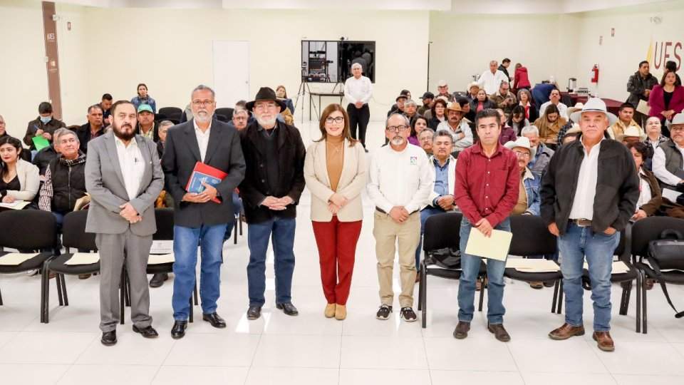 Capacitan a pequeños productores en la formación de cooperativas