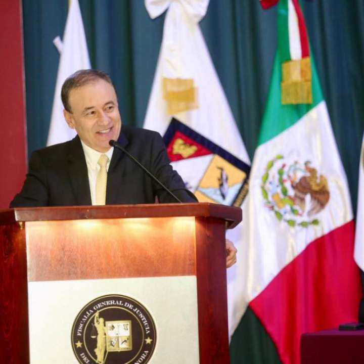 Gobernador Durazo entrega reconocimientos, equipo táctico y patrullas a personal de la FGJE